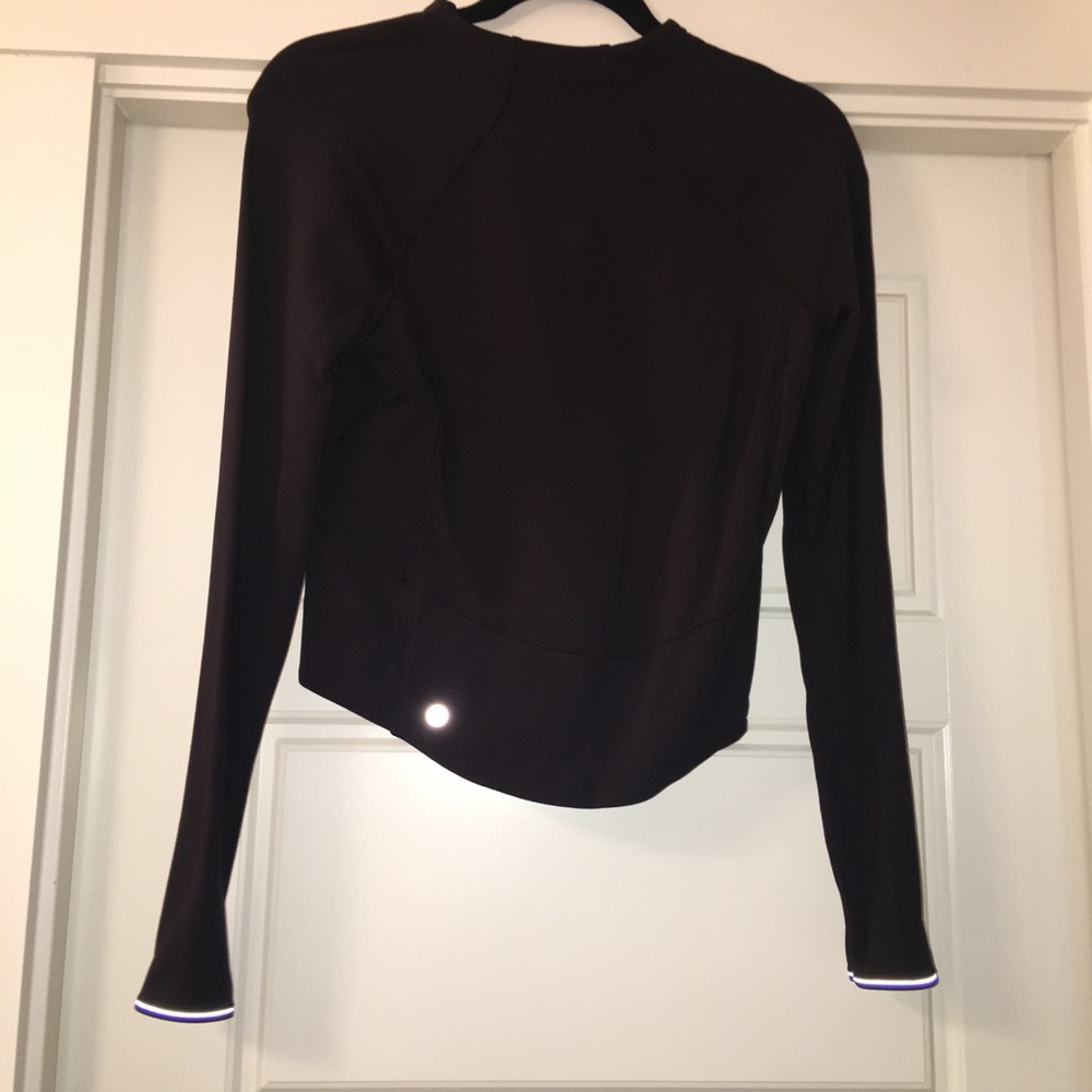 Black cropped Lululemon top